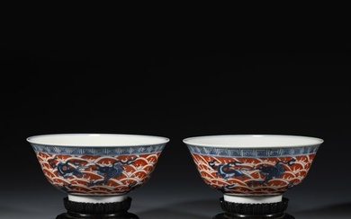 A PAIR OF BLUE-AND-WHITE ALUM-RED BOWLS ON STAND