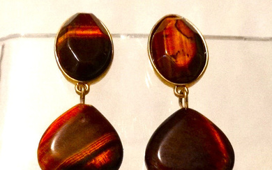 A PAIR OF EARRINGS WITH TIGER EYE, METAL SETTING.