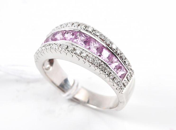 A PINK SAPPHIRE AND DIAMOND DRESS RING IN 18CT WHITE GOLD, RING SIZE M