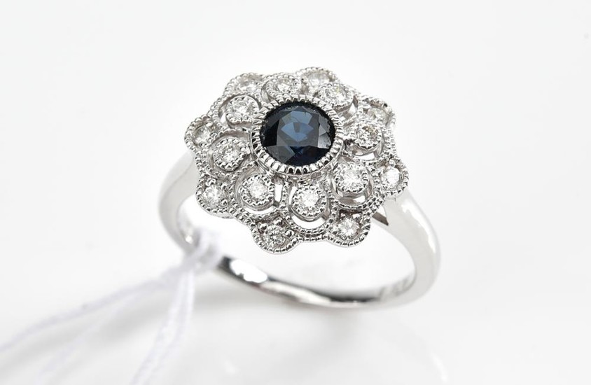A SAPPHIRE AND DIAMOND RING IN 18CT WHITE GOLD, SAPPHIRE OF 0.75CTS, APPROXIMATE TOTAL DIAMOND WEIGHT 0.26CTS