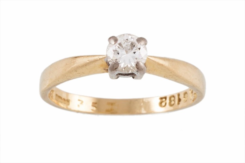 A SOLITAIRE DIAMOND RING, mounted in 18ct yellow gold, size ...