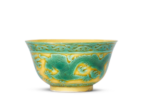 A YELLOW-GROUND GREEN-ENAMELLED ‘DRAGON’ BOWL, GUANGXU SIX-CHARACTER MARK IN UNDERGALZE BLUE AND OF THE PERIOD (1875-1908)
