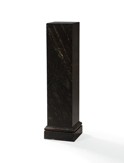 A dark grey, green and red marble pedestal, modern | Gaine en marbre anthracite veiné rouge, moderne