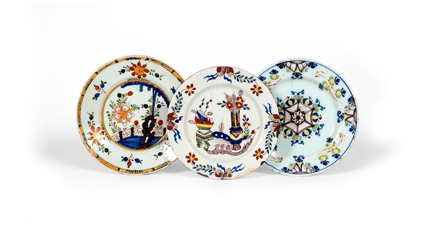 A delftware plate c.1785-95, of ~Ann Gomm~ type,...