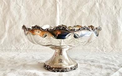 A large and massive CENTER PIECE - Hand Chased - Solid Silver - .925 silver - Master silversmith - Mexico - Early 20th century