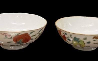 A pair of Chinese porcelain hand painted bowls decorated with...