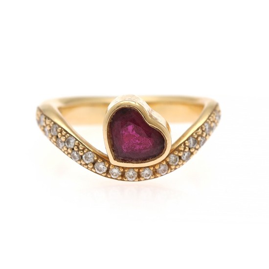 A ruby and diamond ring set with a heart shaped ruby weighing app. 0.95 ct. flanked by numerous brilliant-cut diamonds, mounted in 18k gold. Size 49.
