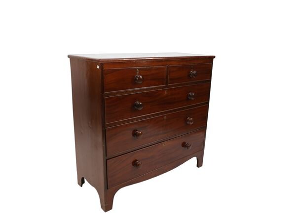 A small mahogany chest of drawers England, early 20th century