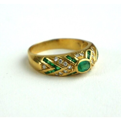 AN ANTIQUE EMERALD AND DIAMOND RING (SIZE P).