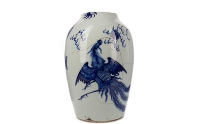 AN EARLY 20TH CENTURY CHINESE BLUE AND WHITE VASE