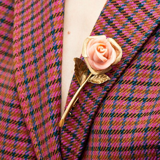 ANNEES 1960 GRANDE BROCHE ROSE CORAIL Elle est en or jaune 18K ornée d'une rose...