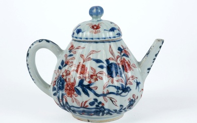Achttiende eeuwse Chinese theepot met geribd oppervlak in porselein met Imari-decor -...