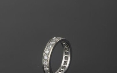 American wedding band in 18k white gold decorated with twenty-two diamonds of about 0.1 ct.