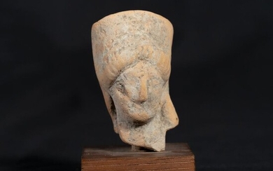Ancient Greek Terracotta head of a Kore, 7,5 cm/ 9,5 cm with stand