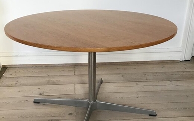 SOLD. Arne Jacobsen: Circular coffee table with frame of chromed steel and base of aluminium. Top of oak. Manufactured by Fritz Hansen. H. 47,5 cm. Diam. 75 cm. – Bruun Rasmussen Auctioneers of Fine Art