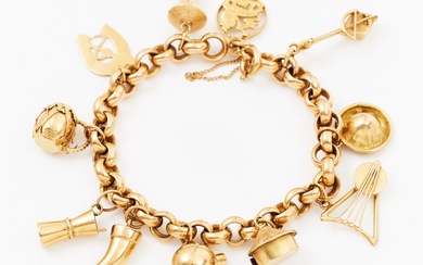 BRACELET, 18k gold, pea link, with 11 charms, partly Ethiopian.