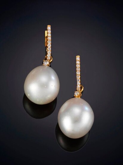 BRIGHTNESS EARRINGS WITH INTENSE EAST PEARLS, on a frame of 18k yellow gold claws. Signed Joyería Suarez. Exit: 700,00 Euros. (116.470 Ptas.)