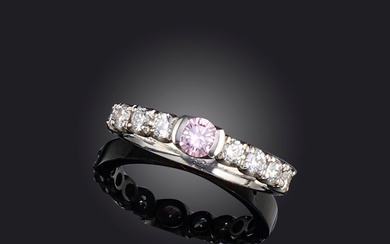 Bague en diamant rose et incolore, le diamant rose pesant environ 0,30 ct, à l'intérieur...