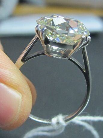 Bague en platine 850 millièmes ornée d'un diamant de taille...