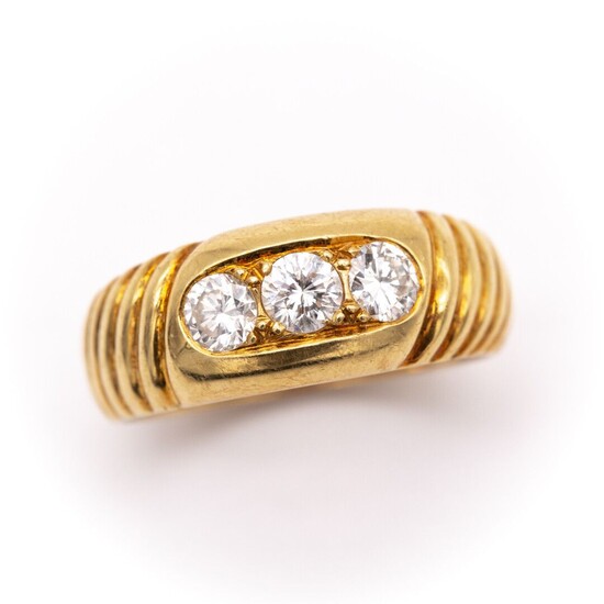 Bague jonc en or jaune (750) 18K trilogie de diamants taille moderne pour un poids...