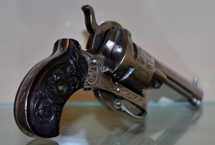 Belgium - 1878 - Magnifique pistolet à broche - 7 MM - "The gardian American model of 1878" nettoyé et prêt à tirer - Crosse avec une magnifique travail de sculpture - Pistolet entièrement ciselé - Revolver