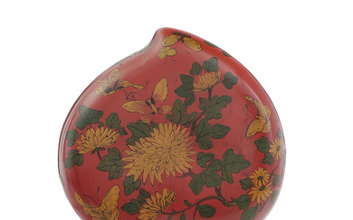 Boîte en laque rouge en forme de pêche, Chine,XXe s., décor peint de fleurs et papillons, l. 31,5 cm