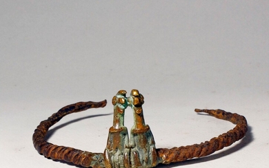 Bracelet Lobi (Burkina faso) Bracelet en fer noir et en bronze (pour les deux personnages)...