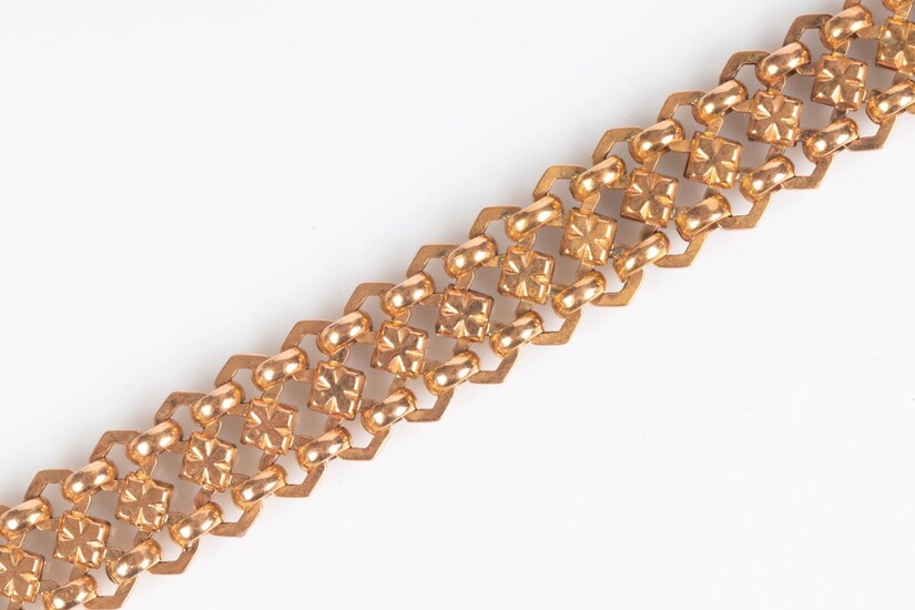 Bracelet en or rose à motifs de quartefeuilles. XIXème siècle. 19,5 cm (larg. 1,2 cm)....