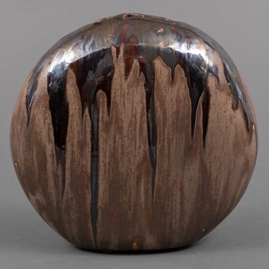 Bruin-bronskleurige maanvormige keramiek vaas met lavadecor, niet gesigneerd, 22...