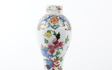CHINE Vase balustre en porcelaine à décor polychrome de fleurs, rochers percés et feuilles de...