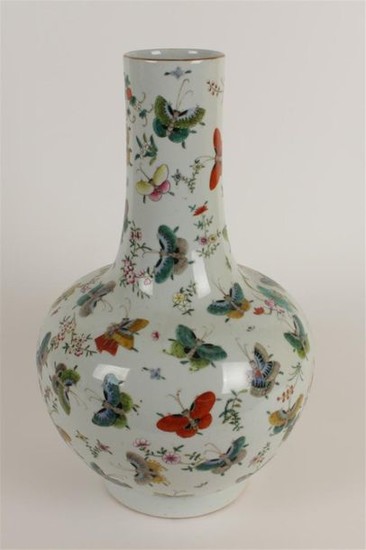 CHINE Vase en porcelaine à décor de papillons dans…