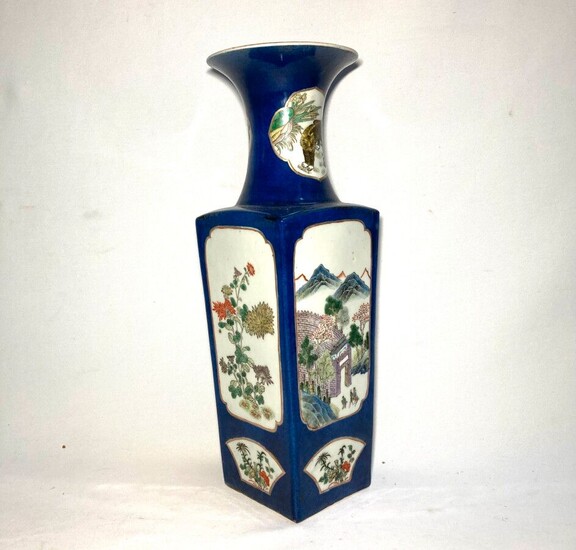 CHINE Vase quadrangulaire en porcelaine à décor polychrome de paysage, animaux et fleurs dans des...