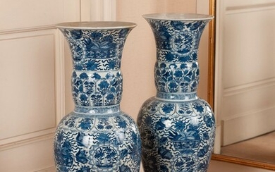 CHINE, époque Kangxi (1661-1722) Paire de vases en porcelaine de forme balustre à col évasé....