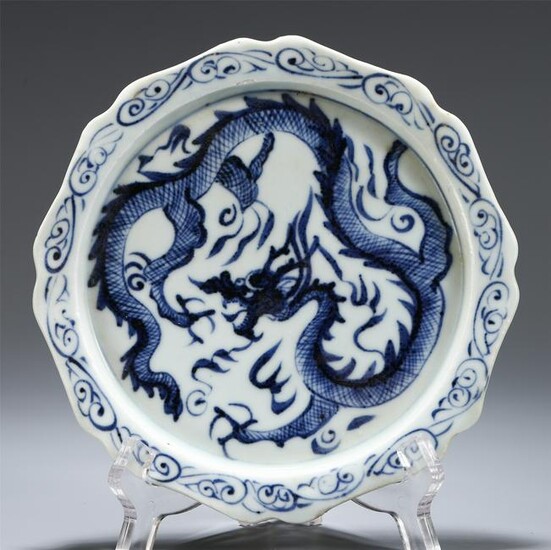 CHINESE BLUE AND WHITE PORCELAIN DRAGON PATTERN DISH