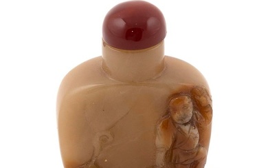 CHINESE CARVED AGATE SNUFF BOTTLE Late 19th/Early 20th Century Height 2". Brown agate stopper.