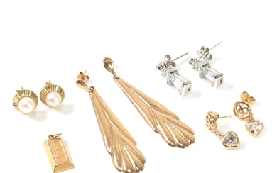 COLLECTION OF 9CT GOLD EARRINGS & NECKLACE PENDANT