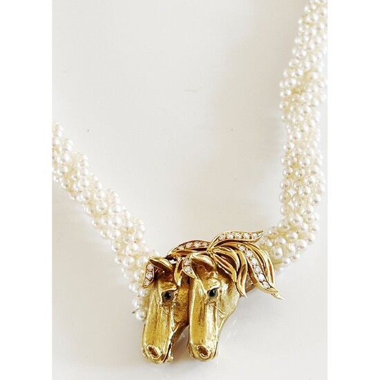 COLLIER en or jaune 750°/°° orné d’une torsade de perles de culture, motif central représentant...