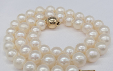 CULTURED PEARL gold necklace.