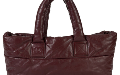 Chanel, sac Coco Cocoon en cuir bordeaux matelassé effet doudoune, intérieur en cuir noir matelassé, carte d'authenticité, housse, 30x35