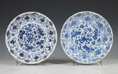 China, een paar blauw-wit porseleinen borden, Kangxi zeskarakter merk en...