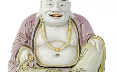 Chine, XIXe siècle Statue en porcelaine émaillée polychrome représentant un Bouddha assis. Hauteur : 20...