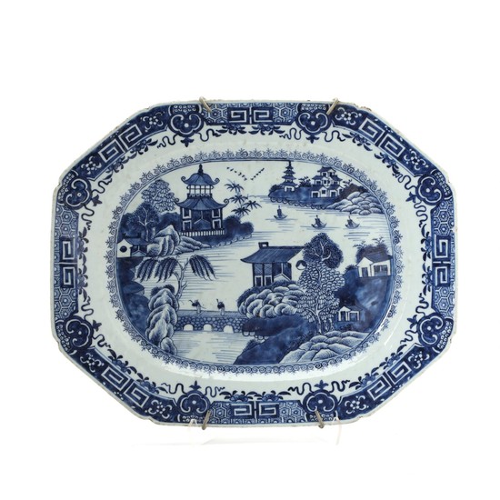 Chinese porcelain dish rectangular with cut corners, decorated in underglaze blue. Qianlong 1736–1795. L. 41 cm.