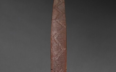 Churinga en bois avec ancienne patine et marques d’usages. Il est gravé d’un motif central...