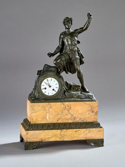 Clock in bronze and yellow marble from Siena with a fisherman's cushion decoration, rectangular base with a doucine decorated with acanthus leaves and finished with bronze feet.