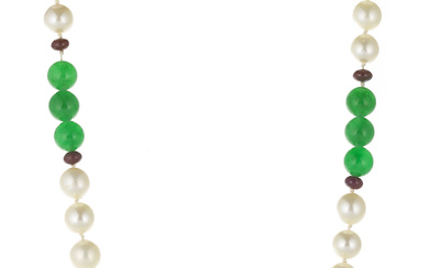 *Collier de perles alternées de quartz vert et de rubis