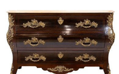 Commode à 3 tiroirs en acajou de style Louis XV, plateau en marbre et ferrures...