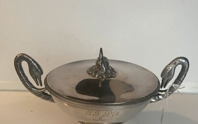 Covered silver bowl with two swan neck handles. The grip in the shape of swan. Marked 1st cock Engraved J.J.P.F.M. H : 11,5 cm Weight : 652 gr
