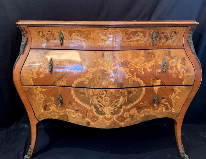 Curved chest of drawers with antique decorations - In noble wood marquetry - Early 20th century
