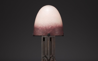 DEGUÉ Verrerie d'art - Lampe champignon en verre nuancé, pied en fer forgé, signée. Poids:...