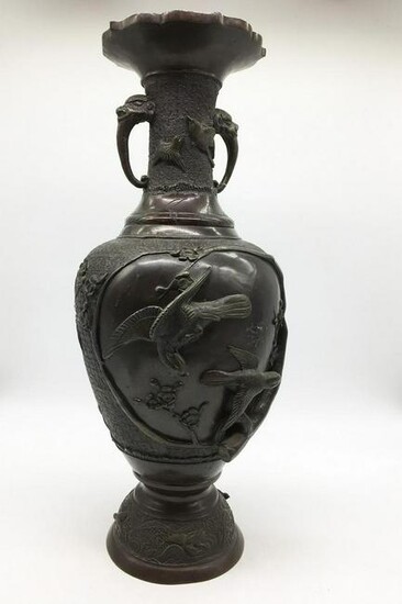 Decorative Chinese vase with embossed image of birds